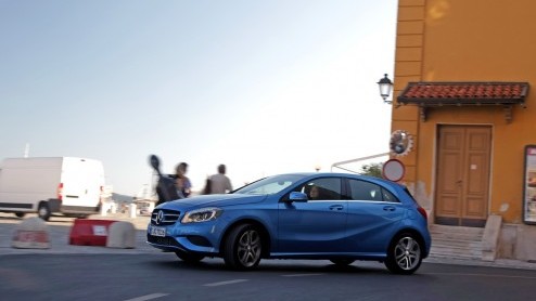 Mercedes-Benz zet in op groei. De nieuwe vijfdeurs A-Klasse geeft de aftrap om in het compacte segment nieuwe rijders aan te spreken en gooit het daarom over een hele andere boeg dan zijn voorganger.