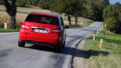 Kennen we 'm nog, de Mercedes-Benz B-Klasse? De functioneel vormgegeven MPV heeft een compleet nieuwe opvolger die gezien mag worden, ook nog eens lekker rijdt n vol zit met handige en veilige innova