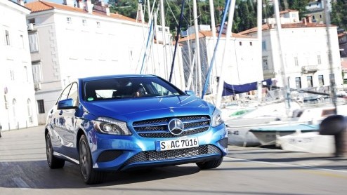 Mercedes-Benz zet in op groei. De nieuwe vijfdeurs A-Klasse geeft de aftrap om in het compacte segment nieuwe rijders aan te spreken en gooit het daarom over een hele andere boeg dan zijn voorganger.