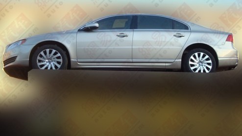 In China is een Volvo S80 met kleine uiterlijke wijzigingen op een trailer gesignaleerd. Betekent dit dat er nog een facelift aanstaande is? En is die dan ook voor Europa?