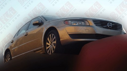 In China is een Volvo S80 met kleine uiterlijke wijzigingen op een trailer gesignaleerd. Betekent dit dat er nog een facelift aanstaande is? En is die dan ook voor Europa?