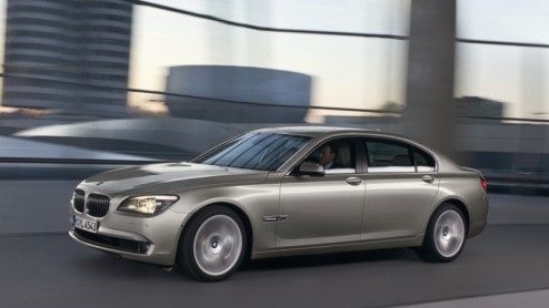 Het nieuwe vlaggenschip van BMW, de 7-serie staat pas eind november bij de dealers, maar de importeur heeft al wel de prijzen paraat. Die begint bij 98.150 euro, voor de 730d. Een prima keuze voor pol