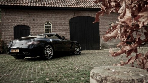 Hoe wordt het rijden in een Mercedes-Benz SLS AMG nog leuker? Precies, door er een Roadster van te maken! Tenzij je niet warm wordt van 571 pk langs je haren en liever iets anders hoort dan het gebuld