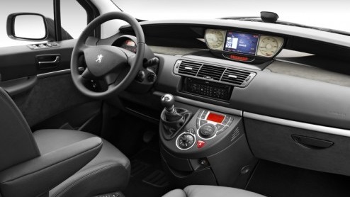 In navolging van de Lancia Phedra krijgt broer Peugeot 807 ook een facelift. Deze Fransman profiteert van nieuwe bekledingen, lakkleuren, meer opties en een nieuwe motorvariant. Om deze aanpassingen w