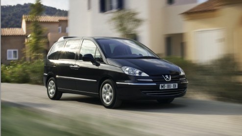 Net als de Citroen C8 is nu ook de Peugeot 807 in een nieuw modeljaar gestoken. Een facelift kunnen we het niet noemen want het zijn slechts een paar details waar het om draait.
