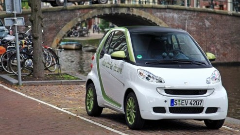 Het deelautoprogramma Car2go wordt binnenkort ook in onze hoofdstad gentroduceerd. Het initiatief van Daimler presenteert maandag haar plannen voor Nederland. Zeker is dat gebruikers van deze dienst 