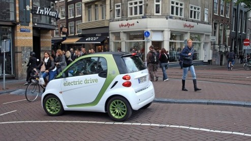 Het deelautoprogramma Car2go wordt binnenkort ook in onze hoofdstad gentroduceerd. Het initiatief van Daimler presenteert maandag haar plannen voor Nederland. Zeker is dat gebruikers van deze dienst 