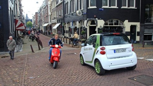 Het deelautoprogramma Car2go wordt binnenkort ook in onze hoofdstad gentroduceerd. Het initiatief van Daimler presenteert maandag haar plannen voor Nederland. Zeker is dat gebruikers van deze dienst 