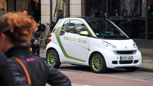 De uitlevering van de vernieuwde smart fortwo electric drive heeft voor sommige landen vertraging opgelopen. Daimler is afhankelijk van de nieuwe acculeverancier en daar is een kink in de kabel gekome