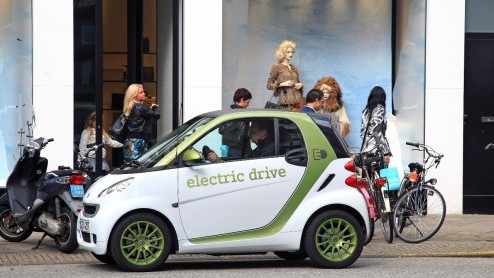 Smart stuurt de fortwo electric drive naar de dealers. De elektrische tweezitter wordt via een leasecontructie aangeboden maar is ook beschikbaar om genteresseerden kennis te laten maken met e-mobili