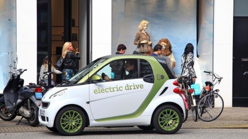 De uitlevering van de vernieuwde smart fortwo electric drive heeft voor sommige landen vertraging opgelopen. Daimler is afhankelijk van de nieuwe acculeverancier en daar is een kink in de kabel gekome