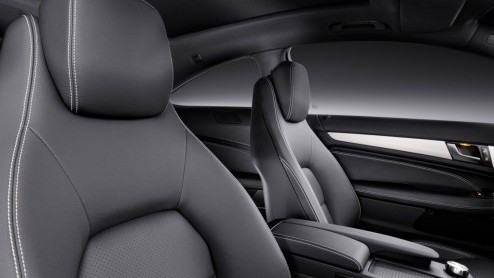 Nog langer wachten is niet meer nodig; de Mercedes-Benz C-Klasse Coup is een feit. De Duitsers hebben nu een sportief antwoord op de 3 Serie Coup en Audi A5 met de allerzuinigste motoren en de nieuw