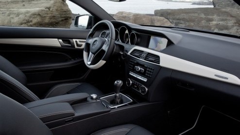 Nog langer wachten is niet meer nodig; de Mercedes-Benz C-Klasse Coup is een feit. De Duitsers hebben nu een sportief antwoord op de 3 Serie Coup en Audi A5 met de allerzuinigste motoren en de nieuw