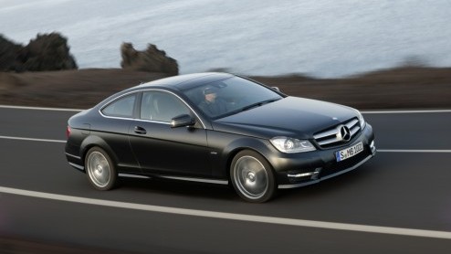Nog langer wachten is niet meer nodig; de Mercedes-Benz C-Klasse Coup is een feit. De Duitsers hebben nu een sportief antwoord op de 3 Serie Coup en Audi A5 met de allerzuinigste motoren en de nieuw