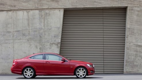 Nog langer wachten is niet meer nodig; de Mercedes-Benz C-Klasse Coup is een feit. De Duitsers hebben nu een sportief antwoord op de 3 Serie Coup en Audi A5 met de allerzuinigste motoren en de nieuw