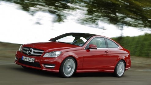 Nog langer wachten is niet meer nodig; de Mercedes-Benz C-Klasse Coup is een feit. De Duitsers hebben nu een sportief antwoord op de 3 Serie Coup en Audi A5 met de allerzuinigste motoren en de nieuw