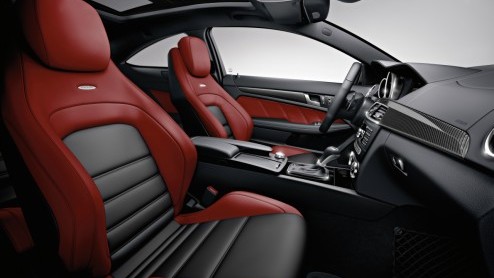 Als uitgerekend de nieuwe Mercedes-Benz C-Klasse Coup aantreedt is AMG er natuurlijk vliegensvlug bij er een eigen draai aan te geven. Zie hier de C 63 AMG Coup. Met maximaal 487 pk. Viel Spass!
