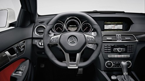 Als uitgerekend de nieuwe Mercedes-Benz C-Klasse Coup aantreedt is AMG er natuurlijk vliegensvlug bij er een eigen draai aan te geven. Zie hier de C 63 AMG Coup. Met maximaal 487 pk. Viel Spass!
