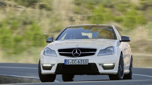 Als uitgerekend de nieuwe Mercedes-Benz C-Klasse Coup aantreedt is AMG er natuurlijk vliegensvlug bij er een eigen draai aan te geven. Zie hier de C 63 AMG Coup. Met maximaal 487 pk. Viel Spass!