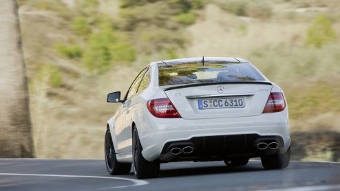 Als uitgerekend de nieuwe Mercedes-Benz C-Klasse Coup aantreedt is AMG er natuurlijk vliegensvlug bij er een eigen draai aan te geven. Zie hier de C 63 AMG Coup. Met maximaal 487 pk. Viel Spass!