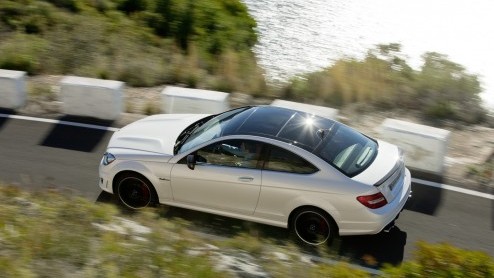 Als uitgerekend de nieuwe Mercedes-Benz C-Klasse Coup aantreedt is AMG er natuurlijk vliegensvlug bij er een eigen draai aan te geven. Zie hier de C 63 AMG Coup. Met maximaal 487 pk. Viel Spass!