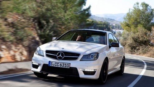 Als uitgerekend de nieuwe Mercedes-Benz C-Klasse Coup aantreedt is AMG er natuurlijk vliegensvlug bij er een eigen draai aan te geven. Zie hier de C 63 AMG Coup. Met maximaal 487 pk. Viel Spass!