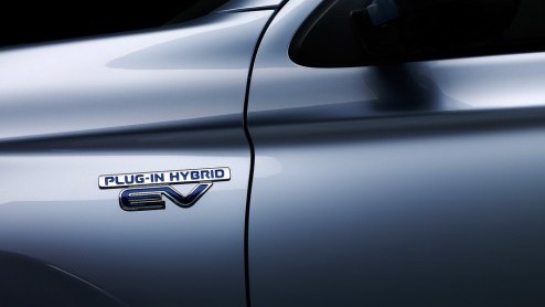 Goed nieuws voor Mitsubishi Outlander PHEV. De eerste plug-in hybride SUV ter wereld is vanaf nu te bestellen. Ook al gaat hij vanaf mei in productie en worden de eerste exemplaren in juli uitgeleverd