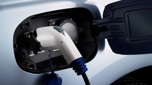 Goed nieuws voor Mitsubishi Outlander PHEV. De eerste plug-in hybride SUV ter wereld is vanaf nu te bestellen. Ook al gaat hij vanaf mei in productie en worden de eerste exemplaren in juli uitgeleverd