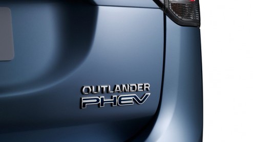 Goed nieuws voor Mitsubishi Outlander PHEV. De eerste plug-in hybride SUV ter wereld is vanaf nu te bestellen. Ook al gaat hij vanaf mei in productie en worden de eerste exemplaren in juli uitgeleverd