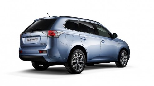 Goed nieuws voor Mitsubishi Outlander PHEV. De eerste plug-in hybride SUV ter wereld is vanaf nu te bestellen. Ook al gaat hij vanaf mei in productie en worden de eerste exemplaren in juli uitgeleverd