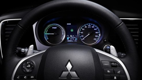 Goed nieuws voor Mitsubishi Outlander PHEV. De eerste plug-in hybride SUV ter wereld is vanaf nu te bestellen. Ook al gaat hij vanaf mei in productie en worden de eerste exemplaren in juli uitgeleverd