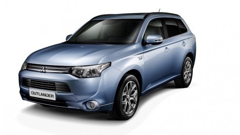 Goed nieuws voor Mitsubishi Outlander PHEV. De eerste plug-in hybride SUV ter wereld is vanaf nu te bestellen. Ook al gaat hij vanaf mei in productie en worden de eerste exemplaren in juli uitgeleverd