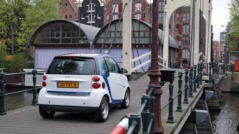 Voorafgaand aan de AutoRAI heeft Daimler het car2go autodeelprogramma voor Amsterdam gepresenteerd. Vanaf eind dit jaar worden er 300 elektrische smarts in gebruik genomen voor iedereen die in onze ho