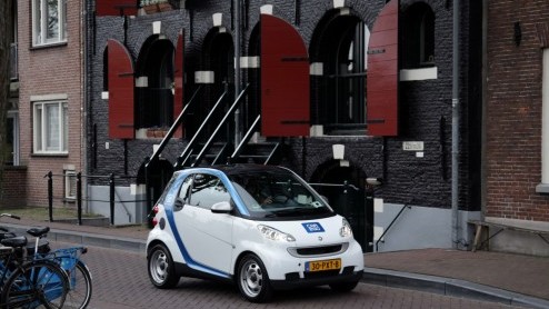 Voorafgaand aan de AutoRAI heeft Daimler het car2go autodeelprogramma voor Amsterdam gepresenteerd. Vanaf eind dit jaar worden er 300 elektrische smarts in gebruik genomen voor iedereen die in onze ho