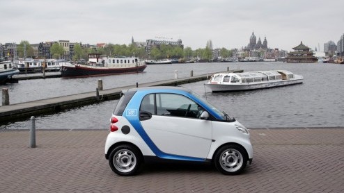 Voorafgaand aan de AutoRAI heeft Daimler het car2go autodeelprogramma voor Amsterdam gepresenteerd. Vanaf eind dit jaar worden er 300 elektrische smarts in gebruik genomen voor iedereen die in onze ho