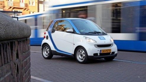 Voorafgaand aan de AutoRAI heeft Daimler het car2go autodeelprogramma voor Amsterdam gepresenteerd. Vanaf eind dit jaar worden er 300 elektrische smarts in gebruik genomen voor iedereen die in onze ho