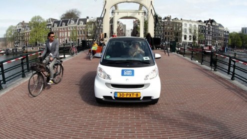 Voorafgaand aan de AutoRAI heeft Daimler het car2go autodeelprogramma voor Amsterdam gepresenteerd. Vanaf eind dit jaar worden er 300 elektrische smarts in gebruik genomen voor iedereen die in onze ho