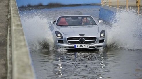 Op 13 september maakt Mercedes-Benz de SLS Roadster officieel tijdens de IAA Frankfurt. Vandaag geeft het merk een persbericht vrij met tekst en uitleg over het ontwikkelingsproces. Bijgeleverde foto