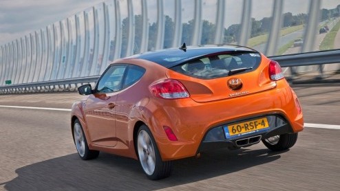Hyundai introduceert het ene nieuwe model na de ander en wisselt volumemodellen zoals de ix35 en i40 af met sportieve smaakmakers zoals de Genesis Coup. Aan die laatste categorie kan nu ook de Velost