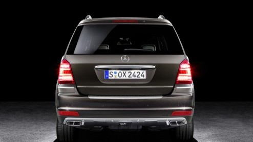 De grootste Mercedes-SUV trekt even de aandacht. Das Haus levert de GL-Klasse nu ook als Grand Edition. Traditiegetrouw staat deze uitvoering synoniem voor veel extra luxe tegen een relatief aantrekke