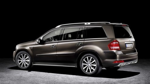 De grootste Mercedes-SUV trekt even de aandacht. Das Haus levert de GL-Klasse nu ook als Grand Edition. Traditiegetrouw staat deze uitvoering synoniem voor veel extra luxe tegen een relatief aantrekke