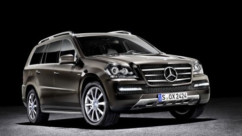 De grootste Mercedes-SUV trekt even de aandacht. Das Haus levert de GL-Klasse nu ook als Grand Edition. Traditiegetrouw staat deze uitvoering synoniem voor veel extra luxe tegen een relatief aantrekke