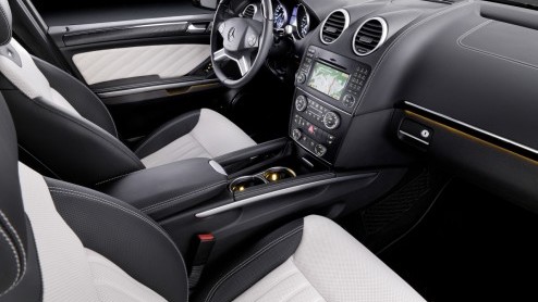 De grootste Mercedes-SUV trekt even de aandacht. Das Haus levert de GL-Klasse nu ook als Grand Edition. Traditiegetrouw staat deze uitvoering synoniem voor veel extra luxe tegen een relatief aantrekke