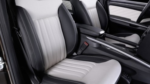 De grootste Mercedes-SUV trekt even de aandacht. Das Haus levert de GL-Klasse nu ook als Grand Edition. Traditiegetrouw staat deze uitvoering synoniem voor veel extra luxe tegen een relatief aantrekke