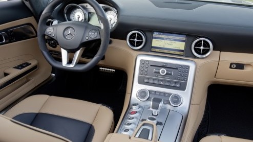 Na de zomer arriveert de Mercedes-Benz SLS Roadster in ons land. De dakloze supersportauto van Das Haus is in oktober leverbaar en om alvast te kunnen sparen is de vanafprijs alvast bekend gemaakt: 26