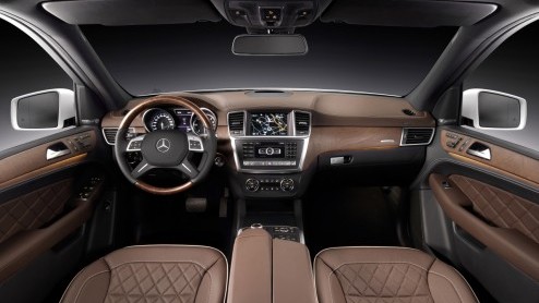 De nieuwe Mercedes-Benz M-Klasse rijdt in november de showrooms binnen. Met dank aan de veel zuiniger motoren liggen de vanafprijzen tot wel 6400 euro lager dan voorheen; hij is er vanaf 69.900 euro.