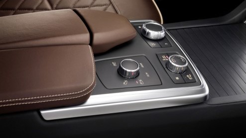 De nieuwe Mercedes-Benz M-Klasse rijdt in november de showrooms binnen. Met dank aan de veel zuiniger motoren liggen de vanafprijzen tot wel 6400 euro lager dan voorheen; hij is er vanaf 69.900 euro.