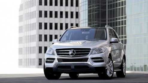 De nieuwe Mercedes-Benz M-Klasse rijdt in november de showrooms binnen. Met dank aan de veel zuiniger motoren liggen de vanafprijzen tot wel 6400 euro lager dan voorheen; hij is er vanaf 69.900 euro.