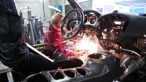 De Japanners slaan op hol?! Nissan ontwikkelt momenteel een Juke met de 3.8 liter V6 twinturbo uit de GT-R die dan de toepasselijke naam Juke-R meekrijgt. De eerste tests staan gepland voor november. 