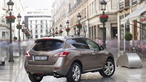 Nissan heeft de Murano klaargestoomd voor modeljaar 2012. De luxe-SUV krijgt een hoogwaardiger interieur, nieuwe 18 inch wielen, gewijzigde achterlichten en een verbeterd instrumentarium.